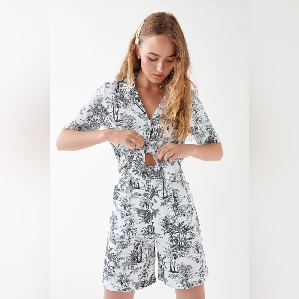 Nadja City Shorts in White Jungle